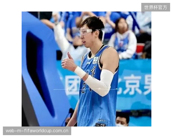 周琦统治禁区改变战局，北京首钢凭借内线优势淘汰广东晋级半决赛。